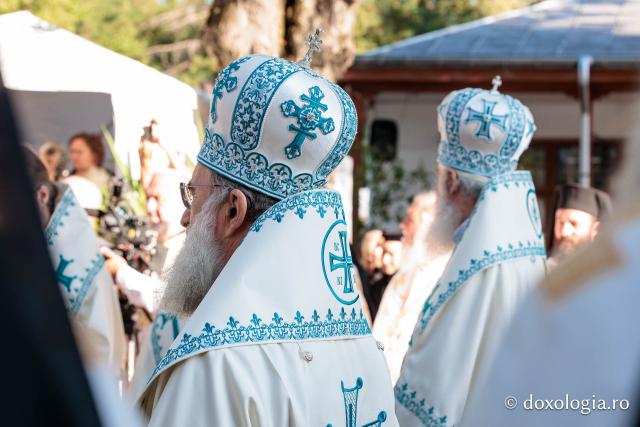 Sfânta Liturghie cu ocazia proclamării canonizării Sfintelor Cuvioase Nazaria, Olimpiada și Elisabeta (Safta) Brâncoveanu de la Văratec