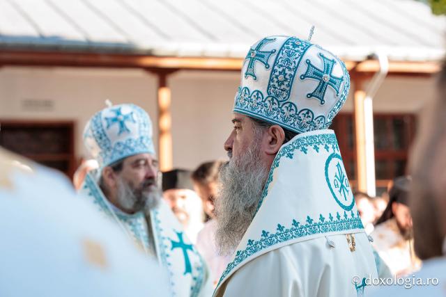 Sfânta Liturghie cu ocazia proclamării canonizării Sfintelor Cuvioase Nazaria, Olimpiada și Elisabeta (Safta) Brâncoveanu de la Văratec