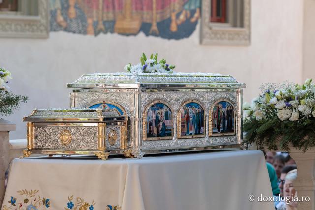 Sfânta Liturghie cu ocazia proclamării canonizării Sfintelor Cuvioase Nazaria, Olimpiada și Elisabeta (Safta) Brâncoveanu de la Văratec