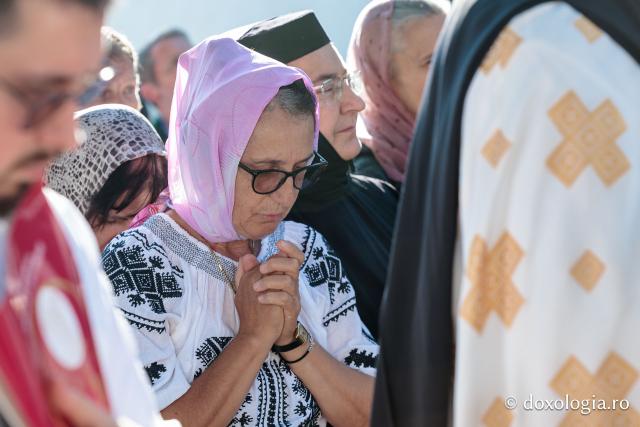 Credincioși uniți sub ocrotirea Cuvioase Nazaria, Olimpiada și Elisabeta (Safta) Brâncoveanu de la Văratec