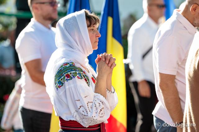Credincioși uniți sub ocrotirea Cuvioase Nazaria, Olimpiada și Elisabeta (Safta) Brâncoveanu de la Văratec