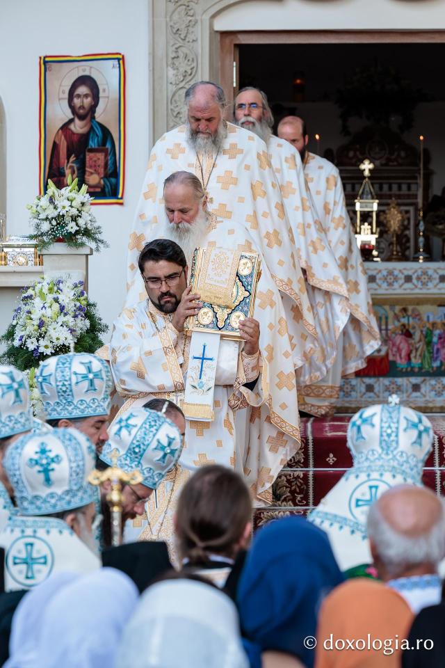 Sfânta Liturghie cu ocazia proclamării canonizării Sfintelor Cuvioase Nazaria, Olimpiada și Elisabeta (Safta) Brâncoveanu de la Văratec