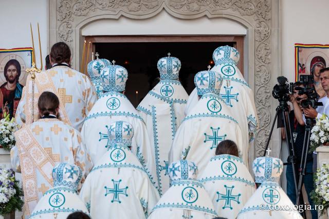 Sfânta Liturghie cu ocazia proclamării canonizării Sfintelor Cuvioase Nazaria, Olimpiada și Elisabeta (Safta) Brâncoveanu de la Văratec