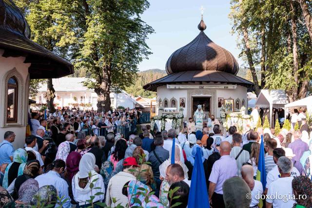 Sfânta Liturghie cu ocazia proclamării canonizării Sfintelor Cuvioase Nazaria, Olimpiada și Elisabeta (Safta) Brâncoveanu de la Văratec