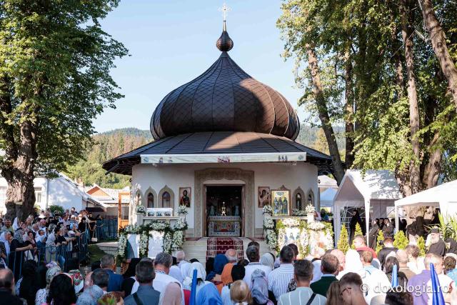 Credincioși uniți sub ocrotirea Cuvioase Nazaria, Olimpiada și Elisabeta (Safta) Brâncoveanu de la Văratec