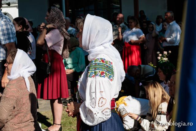 Credincioși uniți sub ocrotirea Cuvioase Nazaria, Olimpiada și Elisabeta (Safta) Brâncoveanu de la Văratec