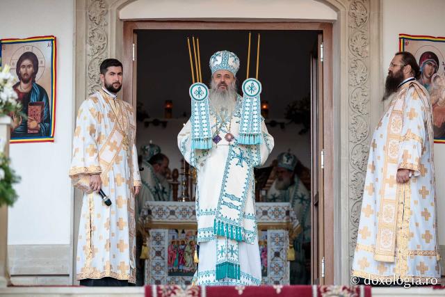 Sfânta Liturghie cu ocazia proclamării canonizării Sfintelor Cuvioase Nazaria, Olimpiada și Elisabeta (Safta) Brâncoveanu de la Văratec