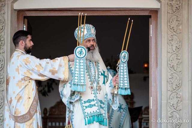 Sfânta Liturghie cu ocazia proclamării canonizării Sfintelor Cuvioase Nazaria, Olimpiada și Elisabeta (Safta) Brâncoveanu de la Văratec