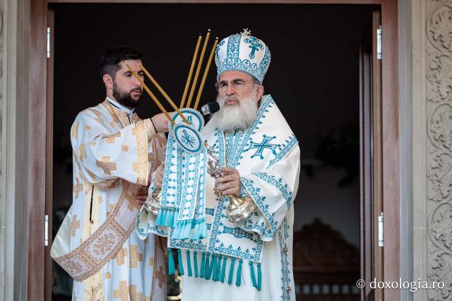 Sfânta Liturghie cu ocazia proclamării canonizării Sfintelor Cuvioase Nazaria, Olimpiada și Elisabeta (Safta) Brâncoveanu de la Văratec