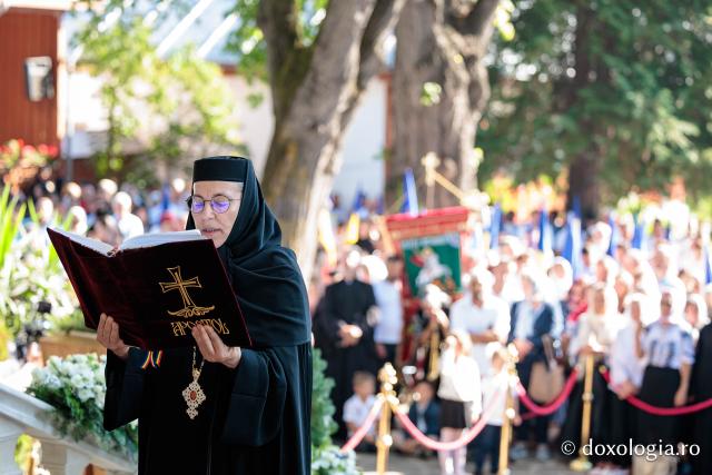 Sfânta Liturghie cu ocazia proclamării canonizării Sfintelor Cuvioase Nazaria, Olimpiada și Elisabeta (Safta) Brâncoveanu de la Văratec