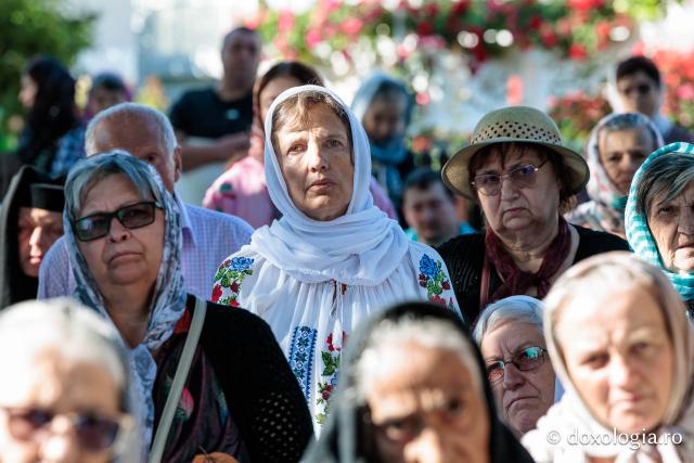 Credincioși uniți sub ocrotirea Cuvioase Nazaria, Olimpiada și Elisabeta (Safta) Brâncoveanu de la Văratec