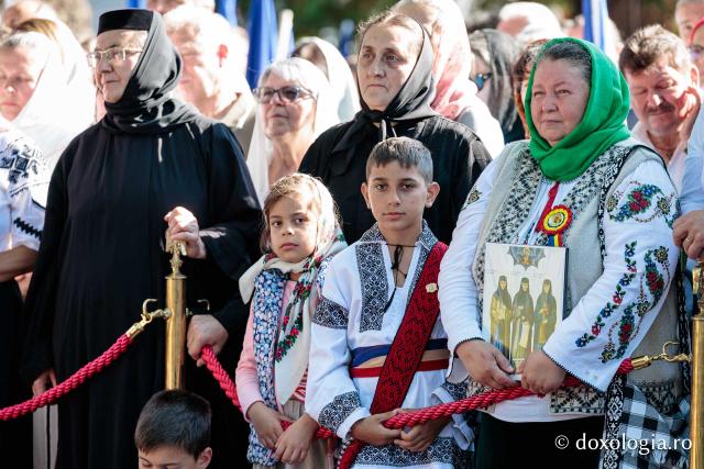 Credincioși uniți sub ocrotirea Cuvioase Nazaria, Olimpiada și Elisabeta (Safta) Brâncoveanu de la Văratec