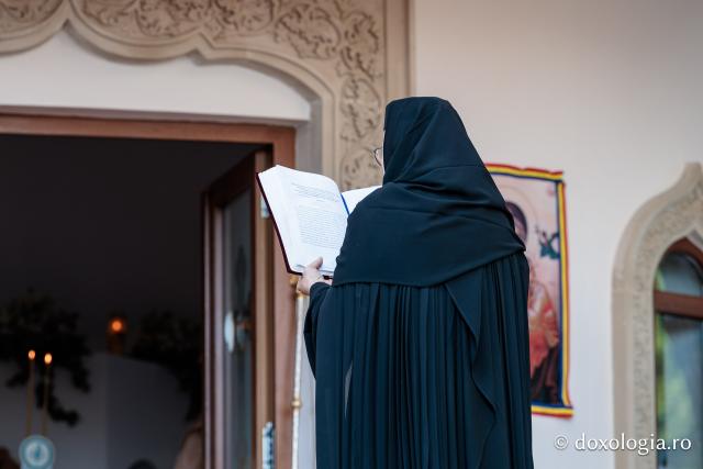 Sfânta Liturghie cu ocazia proclamării canonizării Sfintelor Cuvioase Nazaria, Olimpiada și Elisabeta (Safta) Brâncoveanu de la Văratec