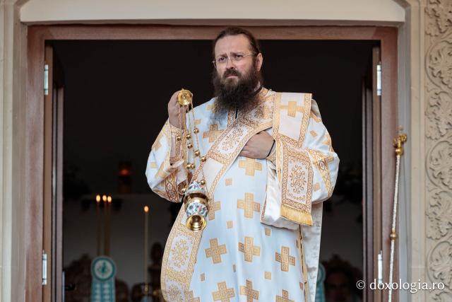Sfânta Liturghie cu ocazia proclamării canonizării Sfintelor Cuvioase Nazaria, Olimpiada și Elisabeta (Safta) Brâncoveanu de la Văratec