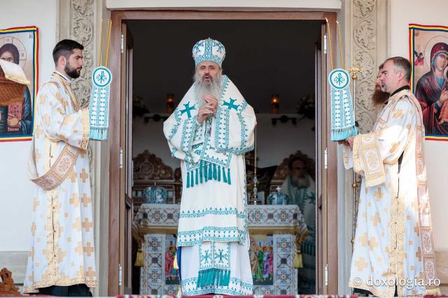 Sfânta Liturghie cu ocazia proclamării canonizării Sfintelor Cuvioase Nazaria, Olimpiada și Elisabeta (Safta) Brâncoveanu de la Văratec