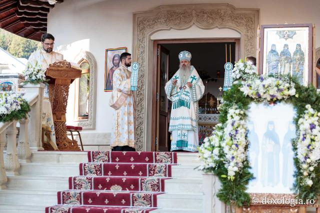 Sfânta Liturghie cu ocazia proclamării canonizării Sfintelor Cuvioase Nazaria, Olimpiada și Elisabeta (Safta) Brâncoveanu de la Văratec