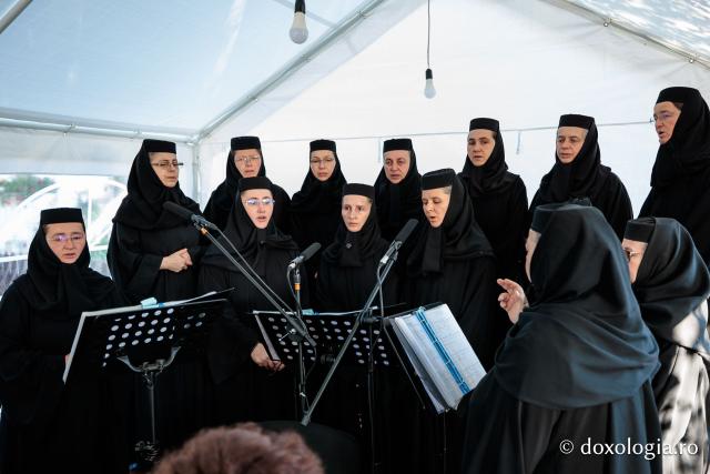 Sfânta Liturghie cu ocazia proclamării canonizării Sfintelor Cuvioase Nazaria, Olimpiada și Elisabeta (Safta) Brâncoveanu de la Văratec