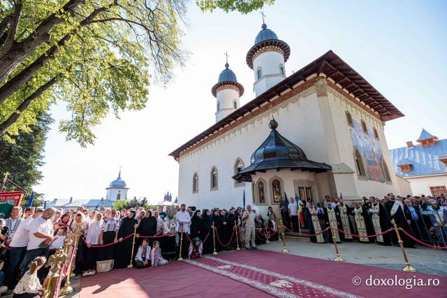 Sfânta Liturghie cu ocazia proclamării canonizării Sfintelor Cuvioase Nazaria, Olimpiada și Elisabeta (Safta) Brâncoveanu de la Văratec