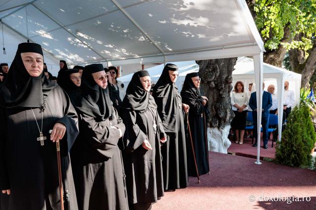 Sfânta Liturghie cu ocazia proclamării canonizării Sfintelor Cuvioase Nazaria, Olimpiada și Elisabeta (Safta) Brâncoveanu de la Văratec