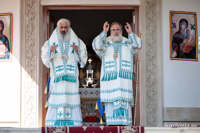 Sfânta Liturghie cu ocazia proclamării canonizării Sfintelor Cuvioase Nazaria, Olimpiada și Elisabeta (Safta) Brâncoveanu de la Văratec