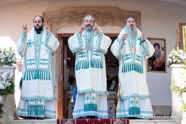 Sfânta Liturghie cu ocazia proclamării canonizării Sfintelor Cuvioase Nazaria, Olimpiada și Elisabeta (Safta) Brâncoveanu de la Văratec