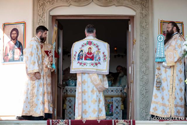 Sfânta Liturghie cu ocazia proclamării canonizării Sfintelor Cuvioase Nazaria, Olimpiada și Elisabeta (Safta) Brâncoveanu de la Văratec