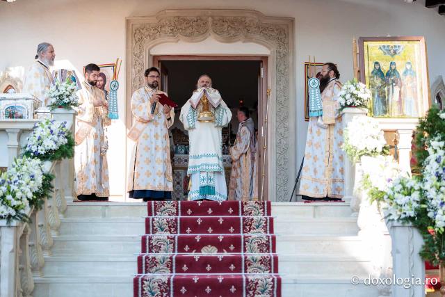 Sfânta Liturghie cu ocazia proclamării canonizării Sfintelor Cuvioase Nazaria, Olimpiada și Elisabeta (Safta) Brâncoveanu de la Văratec