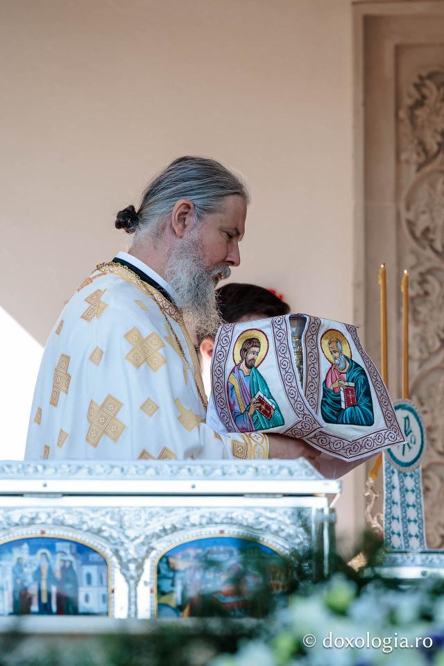 Sfânta Liturghie cu ocazia proclamării canonizării Sfintelor Cuvioase Nazaria, Olimpiada și Elisabeta (Safta) Brâncoveanu de la Văratec
