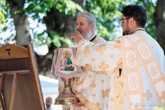 Sfânta Liturghie cu ocazia proclamării canonizării Sfintelor Cuvioase Nazaria, Olimpiada și Elisabeta (Safta) Brâncoveanu de la Văratec