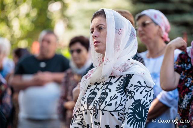 Credincioși uniți sub ocrotirea Cuvioase Nazaria, Olimpiada și Elisabeta (Safta) Brâncoveanu de la Văratec