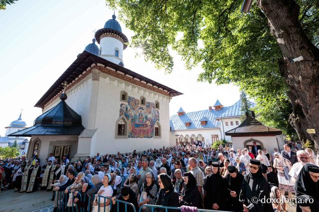 Credincioși uniți sub ocrotirea Cuvioase Nazaria, Olimpiada și Elisabeta (Safta) Brâncoveanu de la Văratec