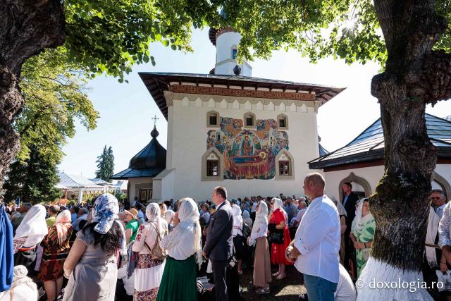 Credincioși uniți sub ocrotirea Cuvioase Nazaria, Olimpiada și Elisabeta (Safta) Brâncoveanu de la Văratec