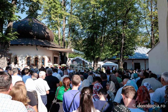 Credincioși uniți sub ocrotirea Cuvioase Nazaria, Olimpiada și Elisabeta (Safta) Brâncoveanu de la Văratec