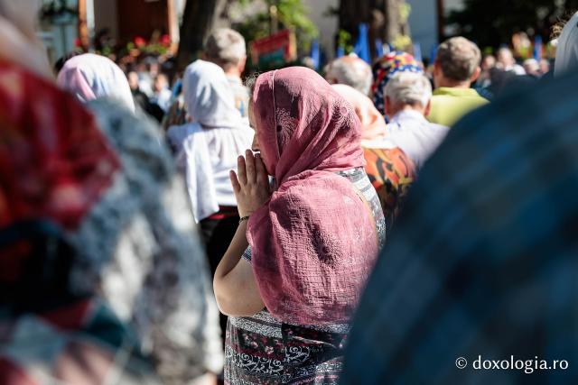 Credincioși uniți sub ocrotirea Cuvioase Nazaria, Olimpiada și Elisabeta (Safta) Brâncoveanu de la Văratec