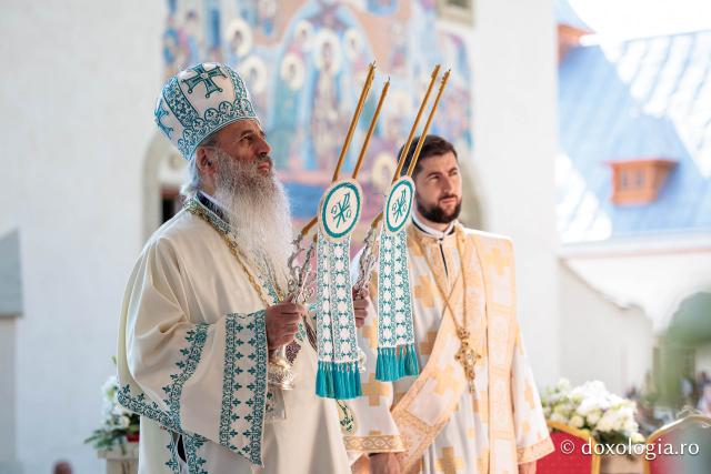 Sfânta Liturghie cu ocazia proclamării canonizării Sfintelor Cuvioase Nazaria, Olimpiada și Elisabeta (Safta) Brâncoveanu de la Văratec