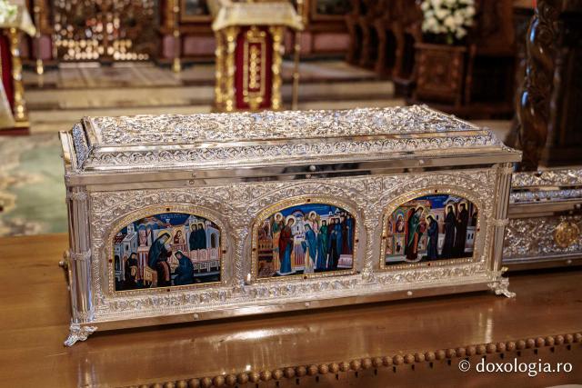 Racla cu moaștele Sfintelor Cuvioase Nazaria, Olimpiada și Elisabeta (Safta) Brâncoveanu de la Văratec