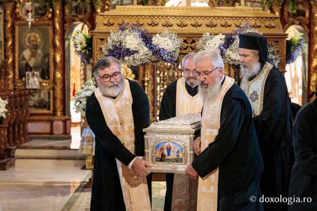 Racla cu moaștele Sfintelor Cuvioase Nazaria, Olimpiada și Elisabeta (Safta) Brâncoveanu de la Văratec