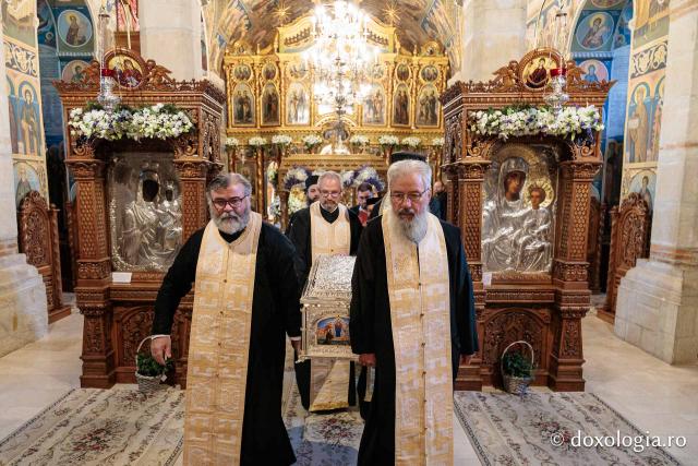 Racla cu moaștele Sfintelor Cuvioase Nazaria, Olimpiada și Elisabeta (Safta) Brâncoveanu de la Văratec