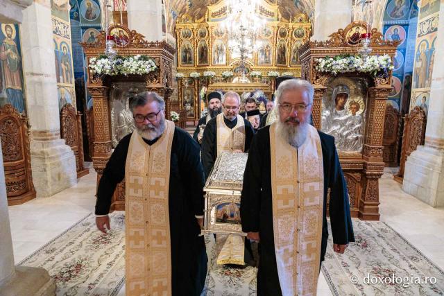 Racla cu moaștele Sfintelor Cuvioase Nazaria, Olimpiada și Elisabeta (Safta) Brâncoveanu de la Văratec