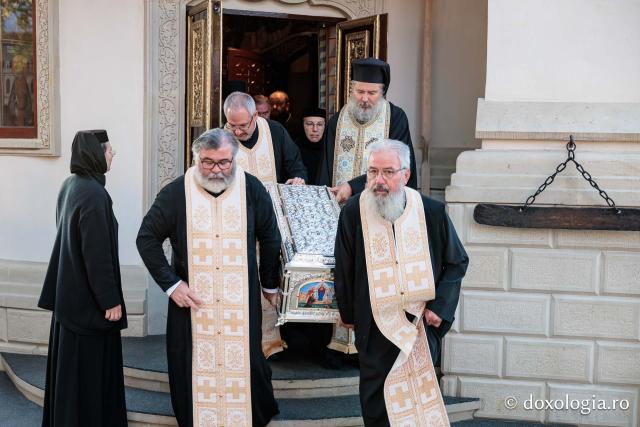 Racla cu moaștele Sfintelor Cuvioase Nazaria, Olimpiada și Elisabeta (Safta) Brâncoveanu de la Văratec