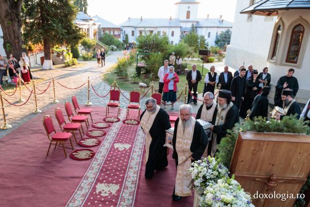 Racla cu moaștele Sfintelor Cuvioase Nazaria, Olimpiada și Elisabeta (Safta) Brâncoveanu de la Văratec