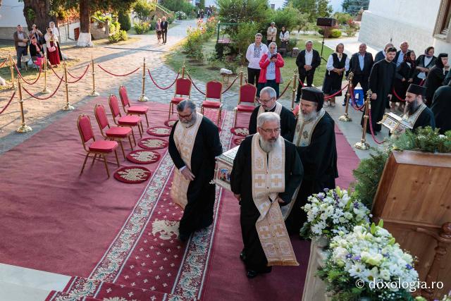 Racla cu moaștele Sfintelor Cuvioase Nazaria, Olimpiada și Elisabeta (Safta) Brâncoveanu de la Văratec