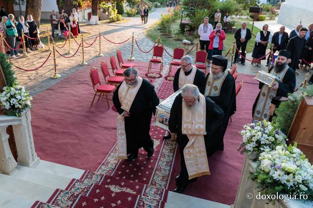 Racla cu moaștele Sfintelor Cuvioase Nazaria, Olimpiada și Elisabeta (Safta) Brâncoveanu de la Văratec