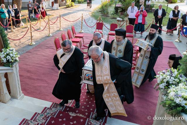 Racla cu moaștele Sfintelor Cuvioase Nazaria, Olimpiada și Elisabeta (Safta) Brâncoveanu de la Văratec