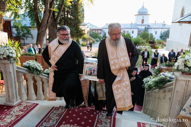 Racla cu moaștele Sfintelor Cuvioase Nazaria, Olimpiada și Elisabeta (Safta) Brâncoveanu de la Văratec