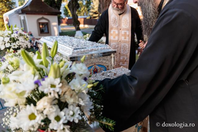 Racla cu moaștele Sfintelor Cuvioase Nazaria, Olimpiada și Elisabeta (Safta) Brâncoveanu de la Văratec