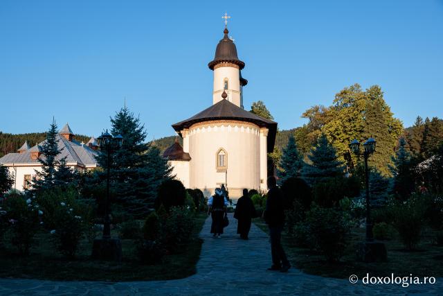 Racla cu moaștele Sfintelor Cuvioase Nazaria, Olimpiada și Elisabeta (Safta) Brâncoveanu de la Văratec