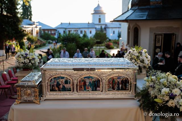 Racla cu moaștele Sfintelor Cuvioase Nazaria, Olimpiada și Elisabeta (Safta) Brâncoveanu de la Văratec