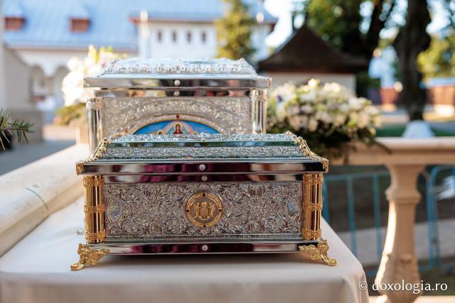 Racla cu moaștele Sfintelor Cuvioase Nazaria, Olimpiada și Elisabeta (Safta) Brâncoveanu de la Văratec
