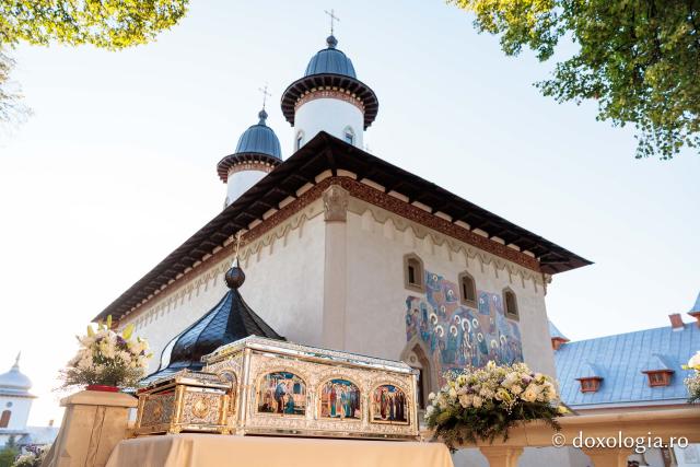 Racla cu moaștele Sfintelor Cuvioase Nazaria, Olimpiada și Elisabeta (Safta) Brâncoveanu de la Văratec